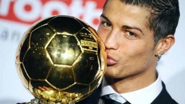 Cristiano Ronaldo şi-a completat vitrina de trofee cu un nou Balon de Aur