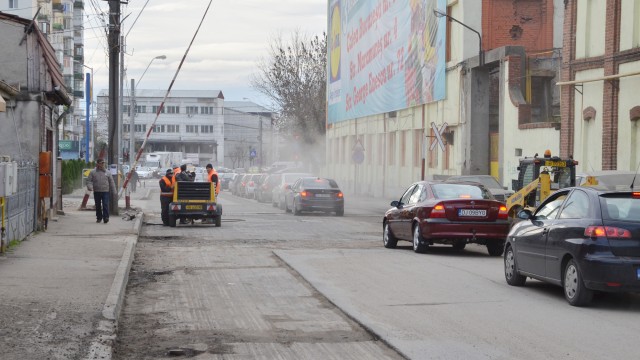 Delta ACM va relua asfaltarea de străzi începând cu luna martie, lucrările fiind sistate pe perioada rece (Foto: Arhiva GdS)
