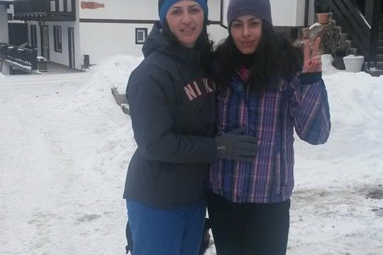 Anca Măroiu (stânga) și Loredana Dinu se află în cantonament la Cheile Grădiștei (foto: frscrimă.ro)
