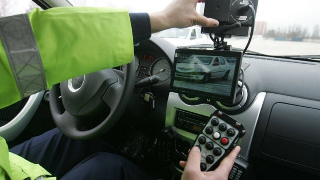 Tânăr de 18 ani fără permis de conducere, prins conducând cu 138 km/h