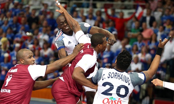Francezii (în tricou alb) au învins naţionala "de împrumut" a şeicilor din Qatar (foto: IHF)