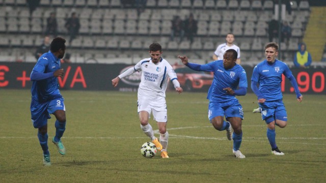 Alin Buleică (la minge) a fost bine marcat de fotbaliştii Craiovei (foto: panduriics.ro)