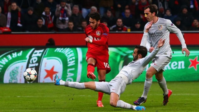 Calhanoglu (în roşu) i-a adus victoria lui Leverkusen în disputa cu Atletico (foto: uefa.com)