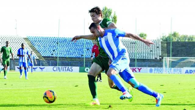 Thaer Bawab (alb-albastru) nu a glumit când a spus că-şi păstrează golurile pentru retur,  în amicalele de până acum din Antalya nereuşind să înscrie (Foto: Alexandru Vîrtosu)
