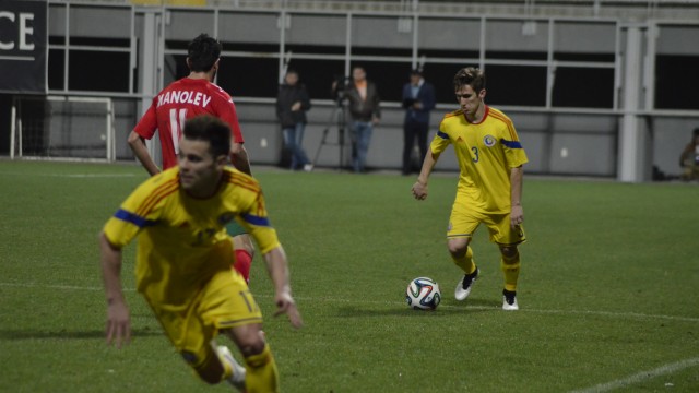 Bogdan Vătăjelu (la minge) a fost foarte activ în amicalul cu Bulgaria (foto: Alexandru Vîrtosu)
