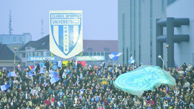 Palmaresul și sigla Craiovei Maxima, disputate de FCU și CSU (Foto: Arhiva GdS)