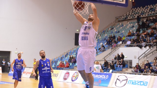 Marko Boltic (la minge) şi mai multi dintre colegii săi vor juca pentru prima dată în Sala Sporturilor "Ion Constantinescu" (foto: Lucian Anghel)