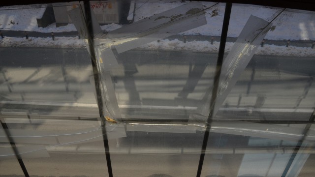 În Sala „Ion Constantinescu”, geamurile dinspre stradă sunt crăpate  și pot cădea în orice clipă