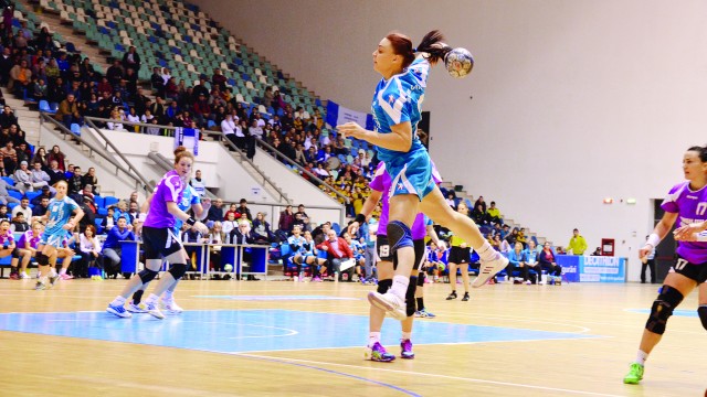 Bianca Tiron (la minge) joacă din ce în ce mai bine la SCM Craiova (Foto: Traian Mitrache)