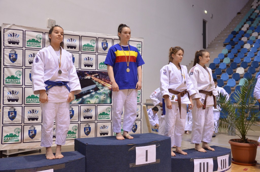 La categoria 48 de kilograme au urcat pe podium trei sportive din Craiova: Theodora Bleaju (locul 1), Andreea Vrejoiu şi Alexandra Ganea (ambele locul 3) - (foto: Lucian Anghel)