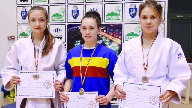 Theodora Bleaju (centru) a cucerit medalia de aur, iar colegele sale Alexandra Ganea (stânga) şi Andreea Vrejoiu (dreapta) au obţinut medalie de bronz (Foto: Lucian Anghel)