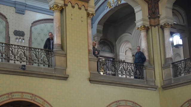 Pentru că concursul început cu întârziere, doi dintre candidați, Alexandra Popescu și Ion Cismaru (dreapta) au privit de la balcon ședința Consiliului Local 