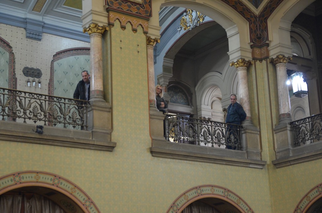 Pentru că concursul început cu întârziere, doi dintre candidați, Alexandra Popescu și Ion Cismaru (dreapta) au privit de la balcon ședința Consiliului Local