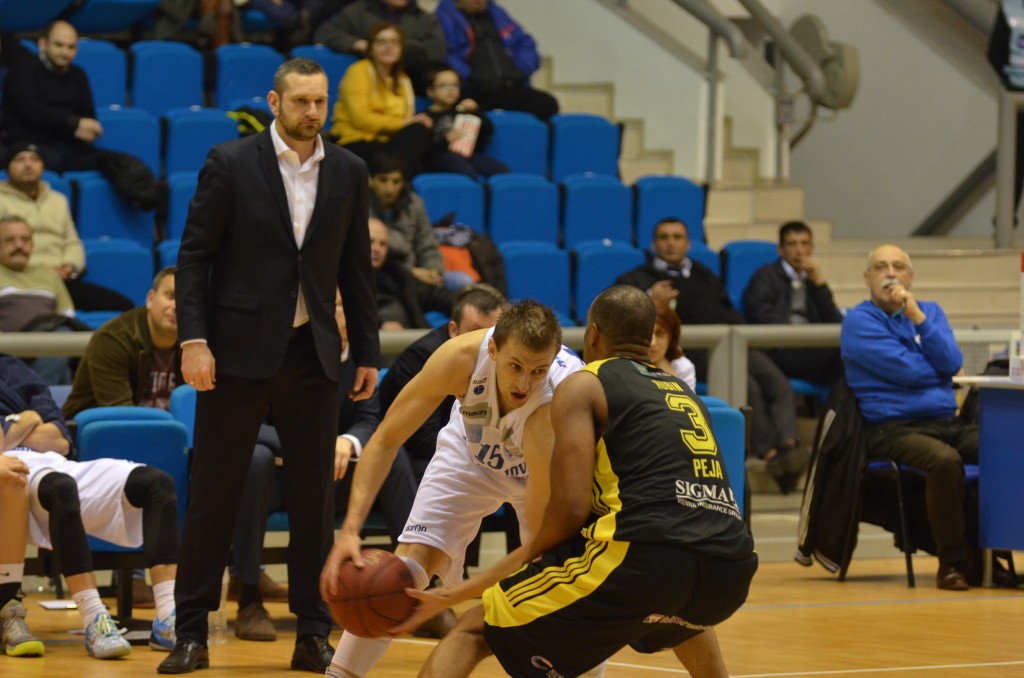 Micic (la minge) a reuşit 19 puncte pentru Craiova în meciul cu Peja (foto: Claudiu Tudor)