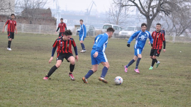 Podărenii (în roșu) au câștigat partida cu Hajduk Veljko Negotin (foto: fcpodari.ro)