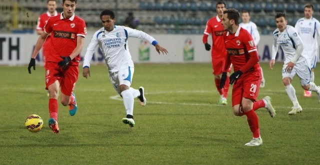 Pandurii (în alb) au făcut un meci foarte bun cu Dinamo (foto: panduriics.ro)