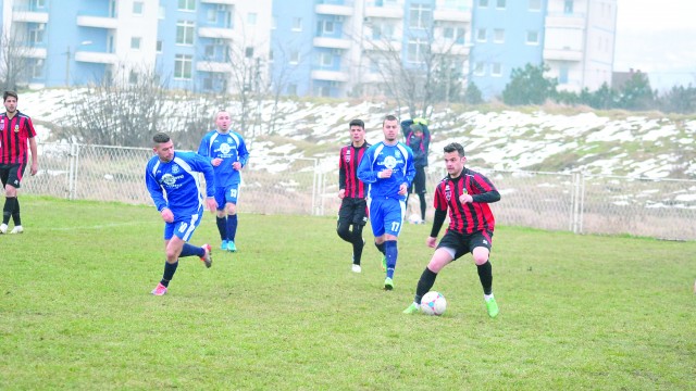 Săceanu (la minge) şi colegii lui au impresionat cu Hajduk (Foto: fcpodari.ro)
