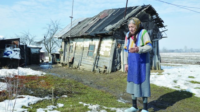 Casa stă să cadă pe Constanța Vlad, în comuna Turburea, sat Poiana (Foto: Lucian Anghel)