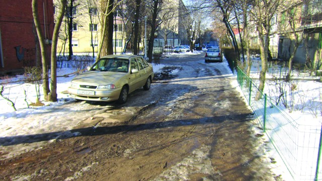 Multe alei dintre blocuri ar trebui asfaltate (Foto: Anca Ungurenuș)
