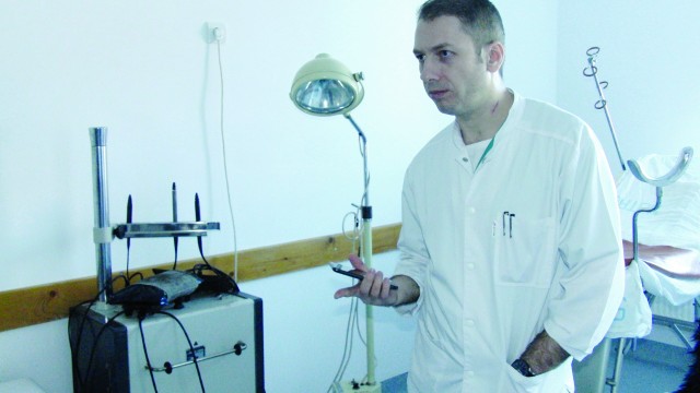 Managerul Spitalului Municipal Motru, Teodor Zavate, spune că electrocauterul a devenit piesă de muzeu (Foto: Traian Mitrache)