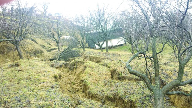 Alunecările au afectat întreaga zonă (FOTO: Eugen Măruţă)