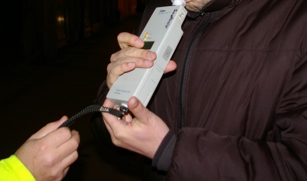 Vâlcea: Un șofer beat a tamponat un autoturism în timp ce mergea în marșarier