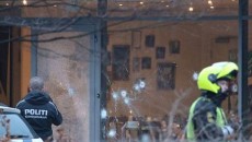 Urme de gloanţe în vitrina cafenelei Krudttønden, unde se desfăşura o dezbatere despre artă, blasfemie şi libertatea de exprimare (Foto: independent.co.uk)