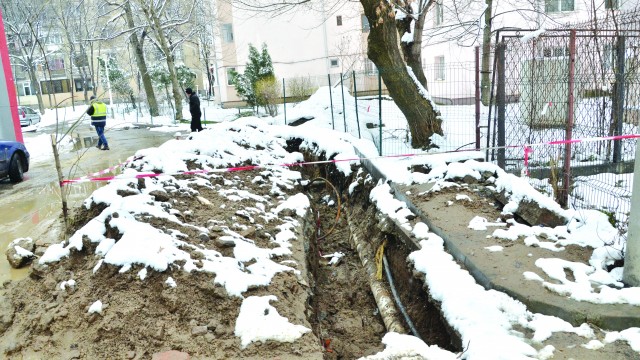În prezent, CAO are lucrări de intervenții în zona blocurilor de pe strada Spaniei din Craiova (Foto: Claudiu Tudor)