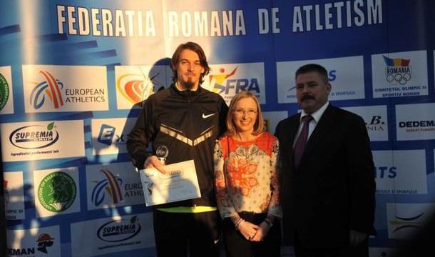 Marian Oprea (stânga), aici alături de Gabriela Szabo (ministrul Tineretului și Sportului) și Ion Sandu (președintele FRA) a primit titlul „Atletul anului 2014 în România