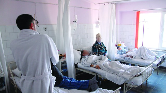 În Secția de Oncologie a Spitalului Județean Craiova ajung bolnavii de cancer aflați în stare gravă din întreaga Oltenie  care au nevoie zilnic de tratament, iar reţetele sunt pe sume mari (Foto: Claudiu Tudor)