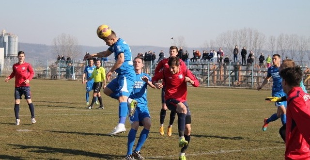 Nistor (la minge) şi colegii săi s-au distrat cu puştii de la echipa a doua (foto: panduriics.ro)
