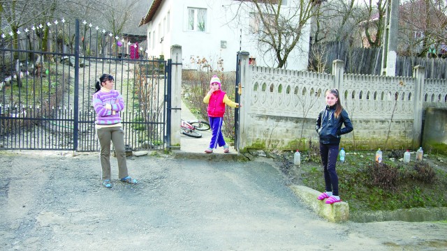 Mai mulţi părinţi din satul Schitu, comuna doljeană Braloştiţa, suferă din pricina problemelor cauzate de desfiinţarea consiliului local (FOTO: Claudiu Tudor)