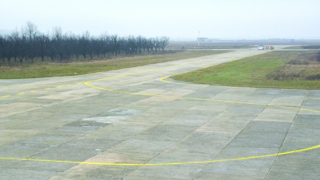 Reabilitarea pistei și a sistemului de balizaj de la Aeroportul Craiova va fi scoasă la licitație pentru a doua oară, pe un contract de 24,4 milioane de euro din fonduri europene (Foto: GdS)