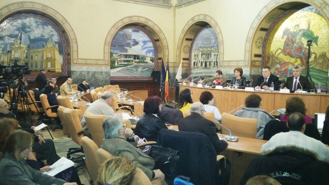 Autoritățile, împreună cu mai mulți craioveni, au dezbătut ieri proiectul de buget  pentru anul 2015 (Foto: Anca Ungurenuș)
