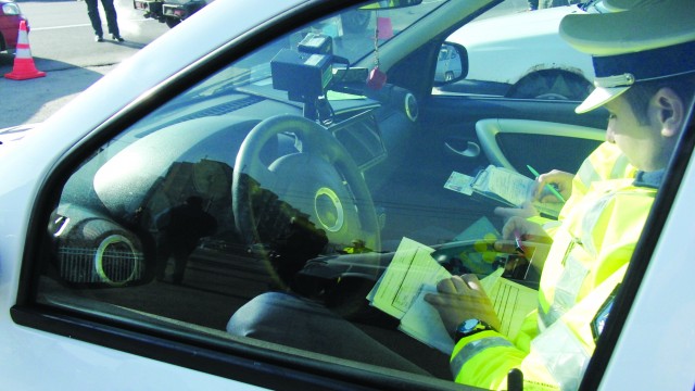 Polițiștii de la Rutieră îi vor amenda pe șoferii care nu respectă noile reglementări începând cu jumătatea lunii martie (Foto: Arhiva GdS)