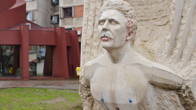 Vandalizarea a fost și ea o problemă ridicată de cetățeni. În imagine este o sculptură realizată în cadrul Simpozionului de Sculptură „Drumuri Brâncușiene”, montată în părculețul de la Rotonda. (Foto: Lucian Anghel)