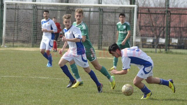 Ciauşu (la minge) şi colegii săi nu au reuşit un rezultat bun contra vâlcenilor (Foto: Alexandru Vîrtosu)