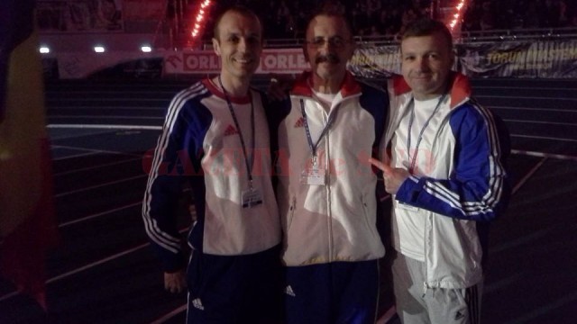 Marius Buşcă (stânga) şi Adi Neagu (centru) au obţinut medalii de aur la Europenele de Sală rezervate atleţilor veterani