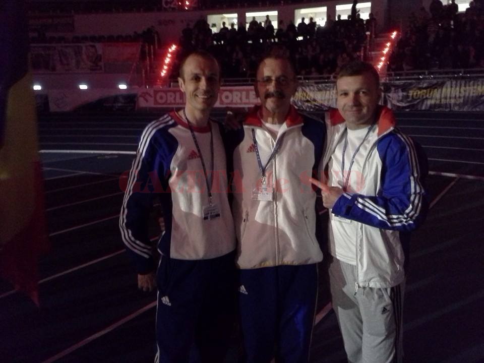 Marius Buşcă (stânga) şi Adi Neagu (centru) au obţinut medalii de aur la Europenele de Sală rezervate atleţilor veterani