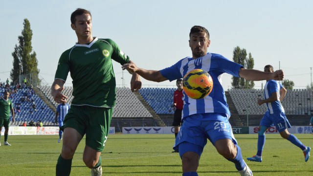 Dacian Varga (la minge) și-a reziliat contractul cu CS Universitatea Craiova (foto: Alexandru Vîrtosu)