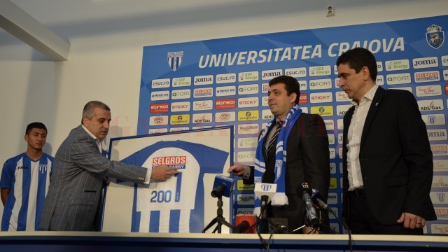 Felix Grigore (stânga) a explicat ce reprezintă cifrele inscripționate pe tricoul oferit noului sponsor al CSU (foto: Alexandru Vîrtosu)