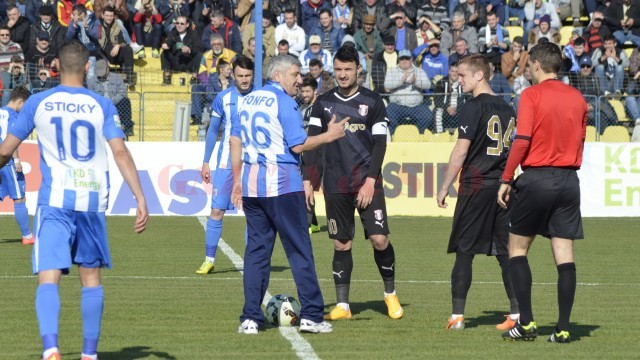 Fonfo a fost ovaţionat de întreg stadionul (foto: Alexandru Vîrtosu)