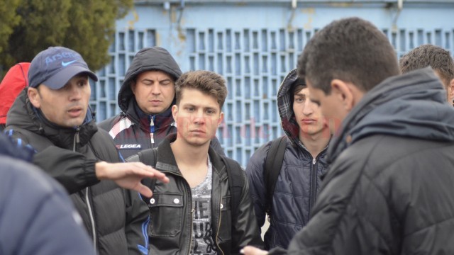 Antrenorul Dunării Bistreţ, Florin Mirea (stânga, cu şapcă), nu a fost de acord cu amânarea meciului (foto: Alexandru Vîrtosu)
