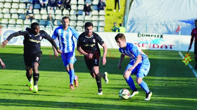 Bogdan Vătăjelu (la minge) şi colegii săi s-au mulţumit cu puţin şi în meciul cu Astra Giurgiu (Foto: Alexandru Vîrtosu)