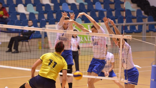Jucătorii craioveni (în alb) au câștigat meciul al treilea, după un set cinci de infarct (foto: Lucian Anghel)