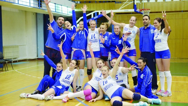 Antrenorii şi jucătoarele de la SCM-U Craiova se bucură pentru rămânerea în prima ligă (Foto: Claudiu Tudor)