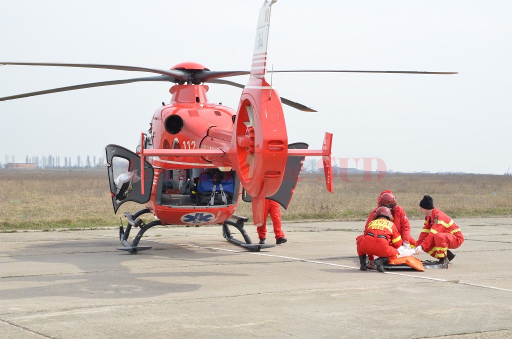 Elicopterul SMURD îl va transporta pe motociclist la un spital din Bucureşti