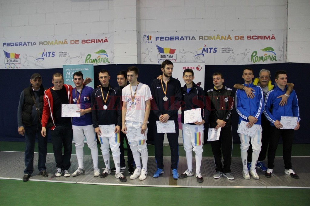 Trei dintre spadasinii craioveni au urcat pe podium la Campionatul Naţional de tineret. Tatian Bolboceanu (al treilea din stânga), de la CSM Craiova, a cucerit aurul, Mario Persu (al patrulea din stânga), de la CS Universitatea, s-a clasat pe locul doi, iar Ionuţ Trandafirescu (în centru, în trening), de la CS Universitatea, s-a clasat pe locul al treilea (foto: frscrimă)