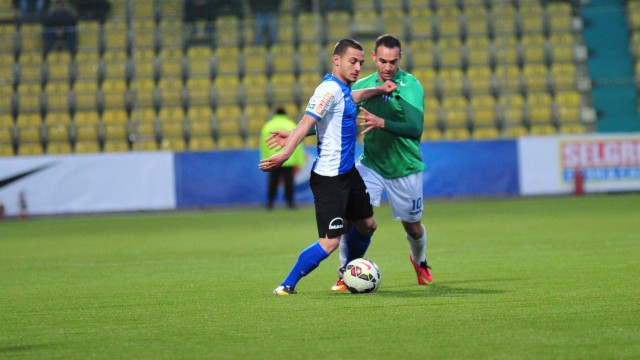 Craioveanul Mitriţă (la minge) a marcat în poarta lui CSU în secunda 40 (foto: csuc.ro)