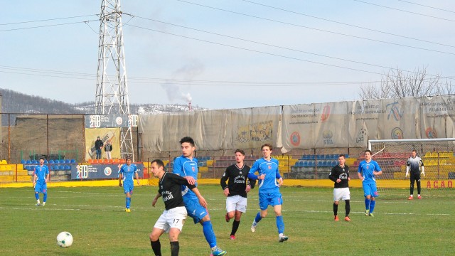 Răduţ (la minge) a marcat în deplasarea de la Târgovişte (foto: fcpodari.ro)